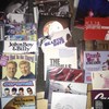 En bunt CD-singlar och album