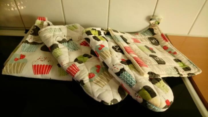 Förkläde 2 bak vantar och 1 grytlapp