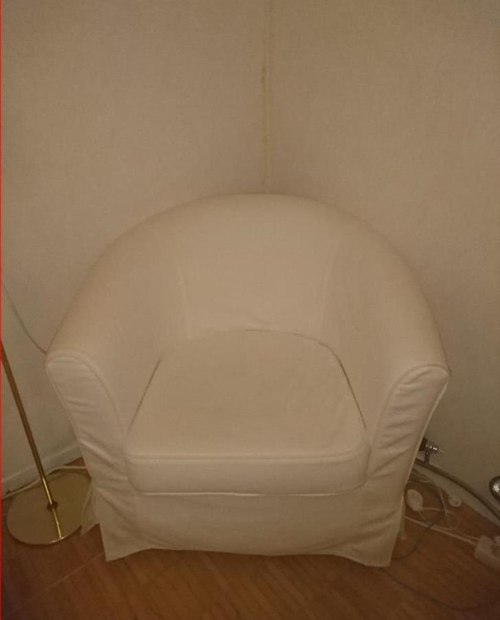 Vit tygfåtölj från IKEA