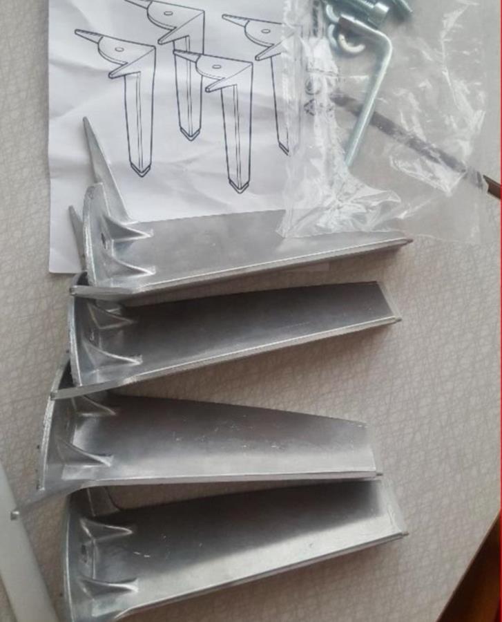 Nya ben i metall till Karlstad soffa