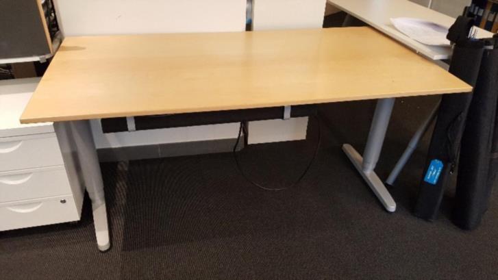 Höj- och sänkbart skrivbord