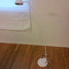 Vit golvlampa