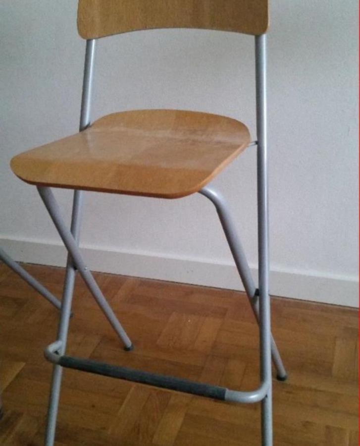 3 barstolar bortskänkes i Malmö