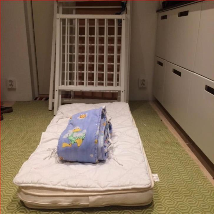 Spjälsäng + madrass och spjälskydd