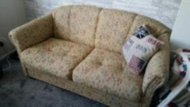 Liten framåtbäddad bäddsoffa