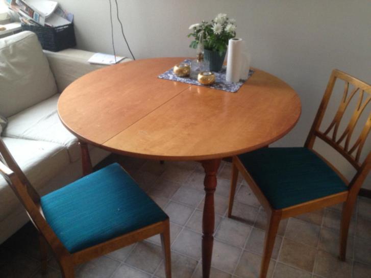 Köksbord och fyra stolar