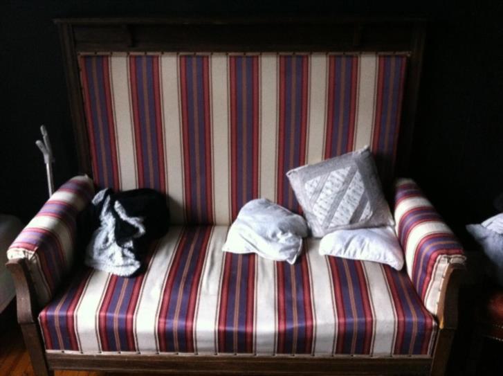 Antik soffa med hög rygg och sidenklädsel, 1800-tal