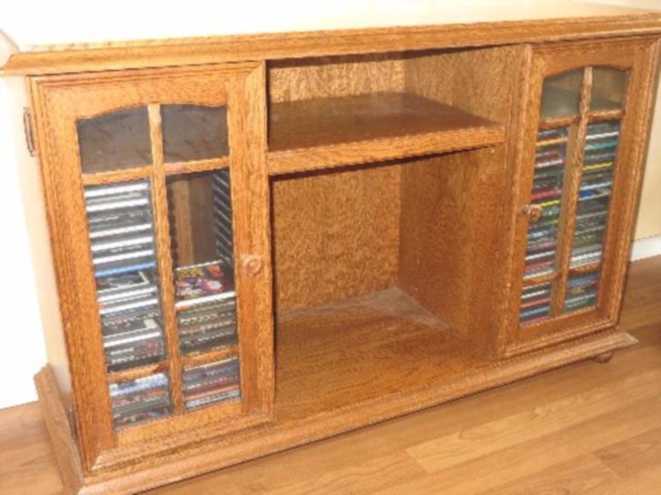 Vitrinskåp med tillhörande möbler och stereo/tv-bänk.