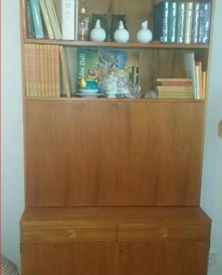 Teakskåp med spegelglas