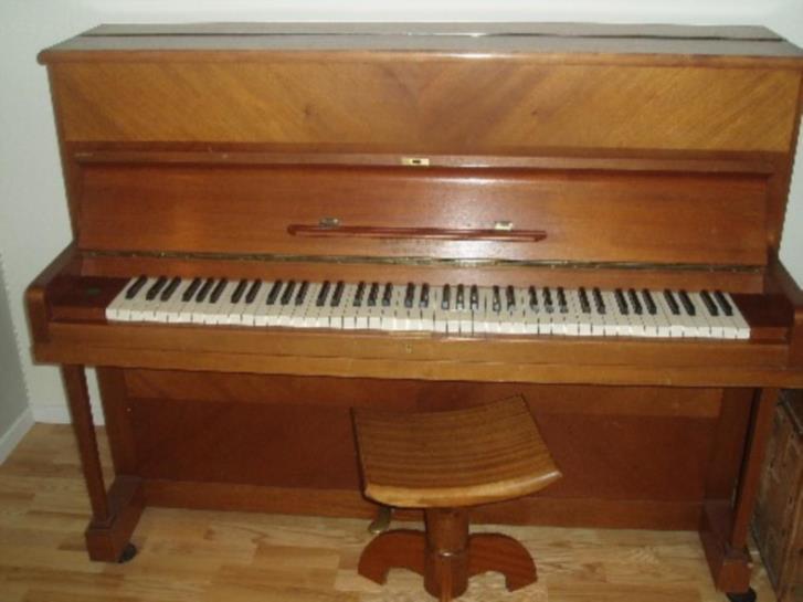 Ljust Mahogny piano från 1957