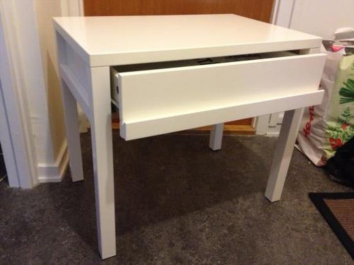 Vitt sängbord avställningsbord nattduksbord från IKEA