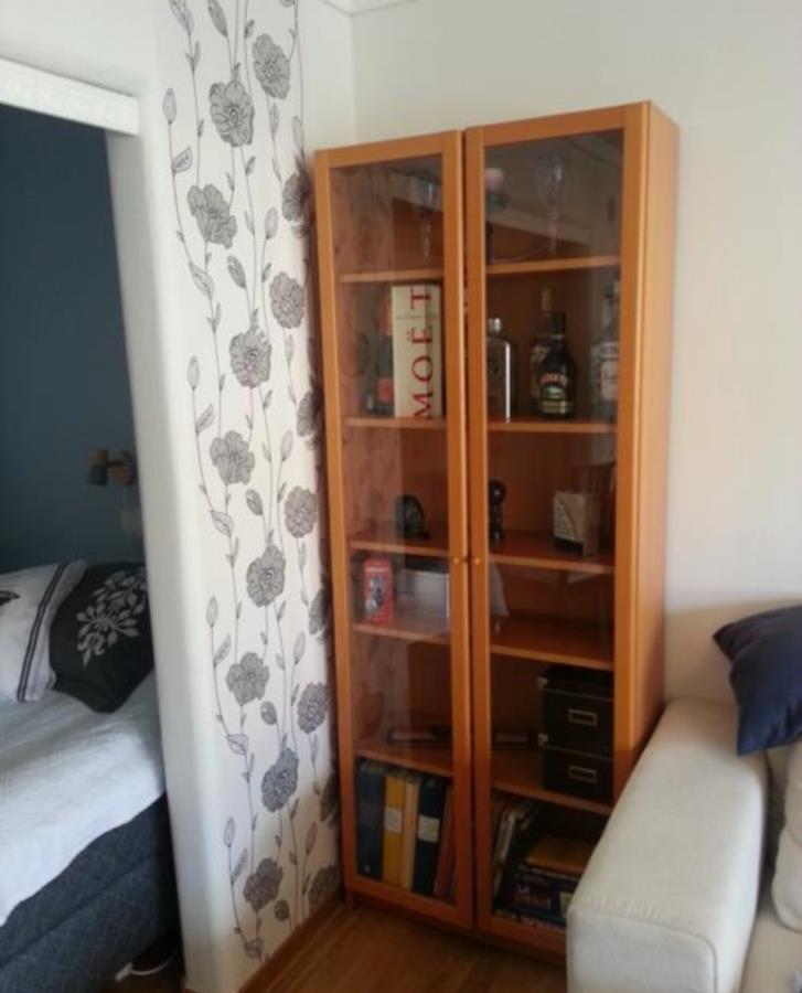 Bokhylla med glasdörrar/vitrinskåp