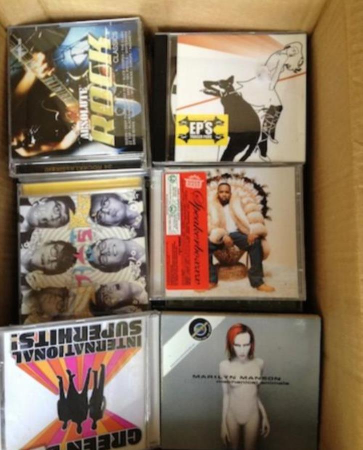 låda med CD-skivor