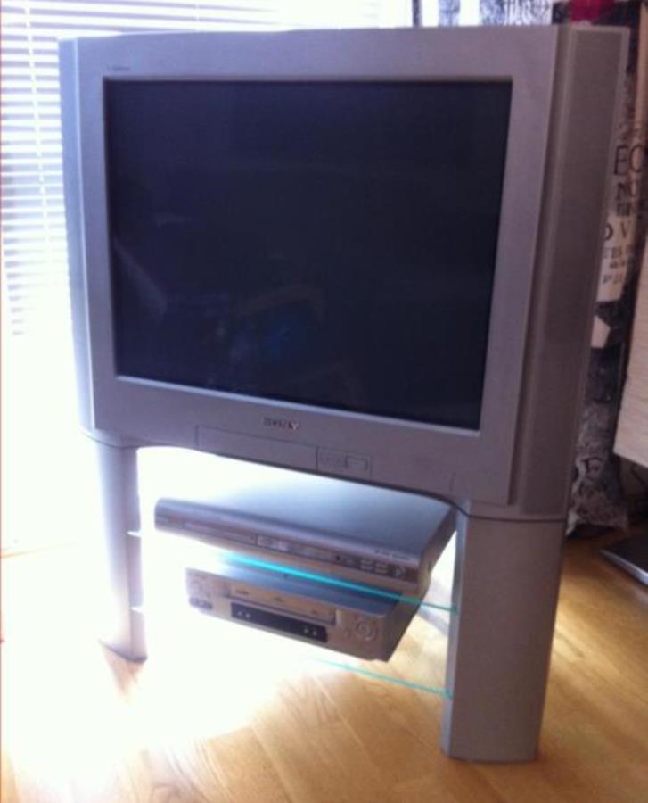 Tjock-TV 28 tum + TV-bänk