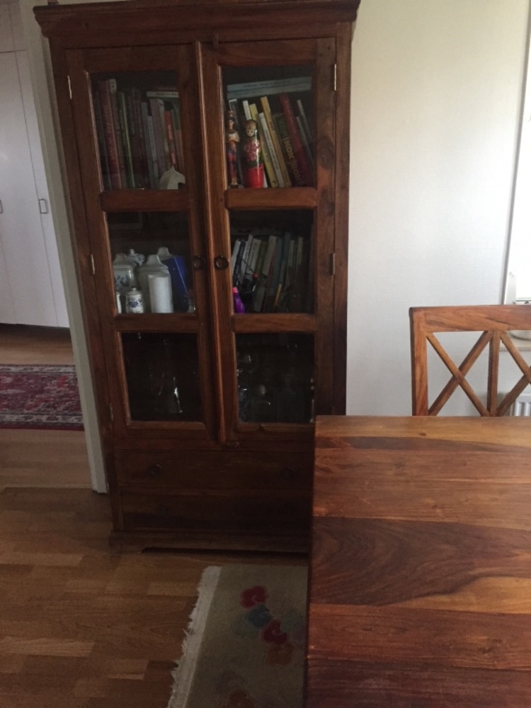 Matbord 180x90, 4 stolar samt vitrinskåp 180x85x37