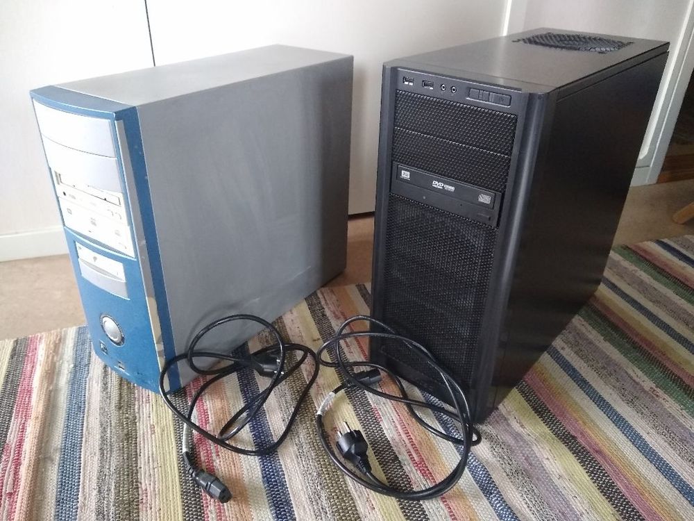 2 stationära datorer från tidigt 2000-tal