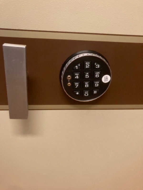 Kassaskåp bortskänkes