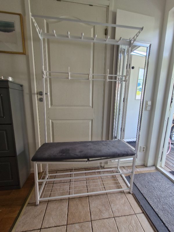 Hallmöbel där sittbänken böjt sig. Funkar ändå.