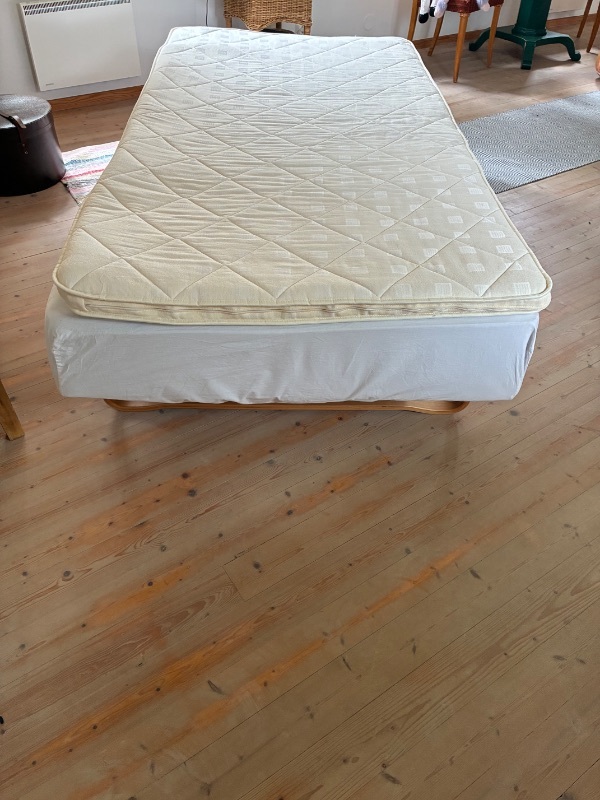 Resårsäng 105 cm