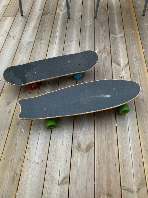 2 stycken Skateboards för barn att lära sig.