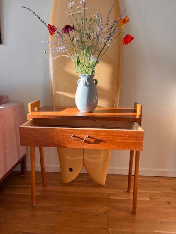 Litet bord med låda