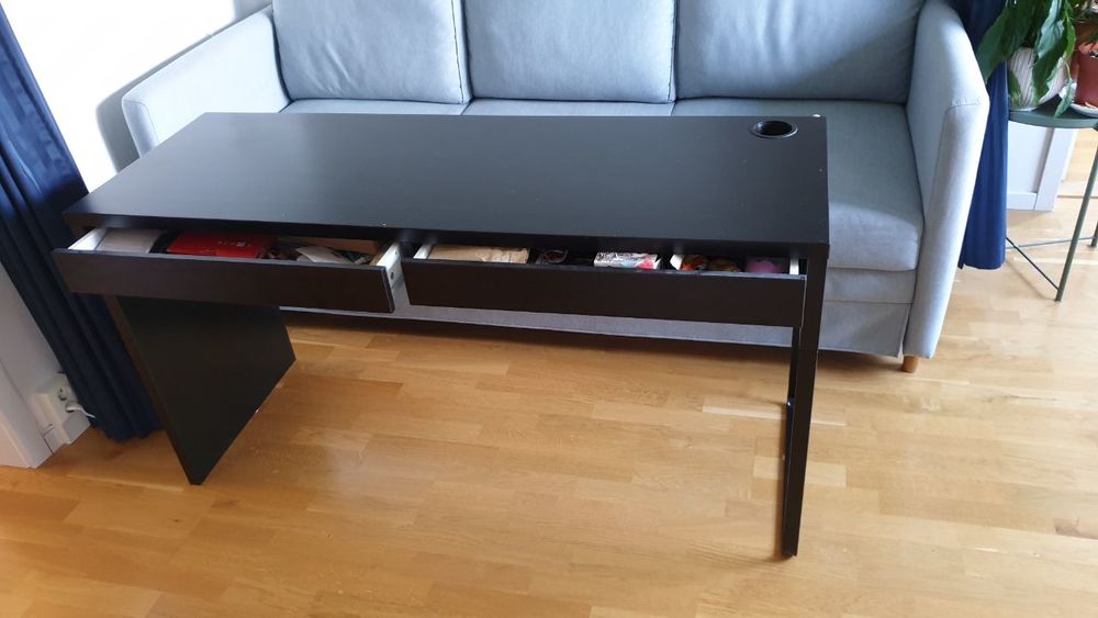 Svart skrivbord