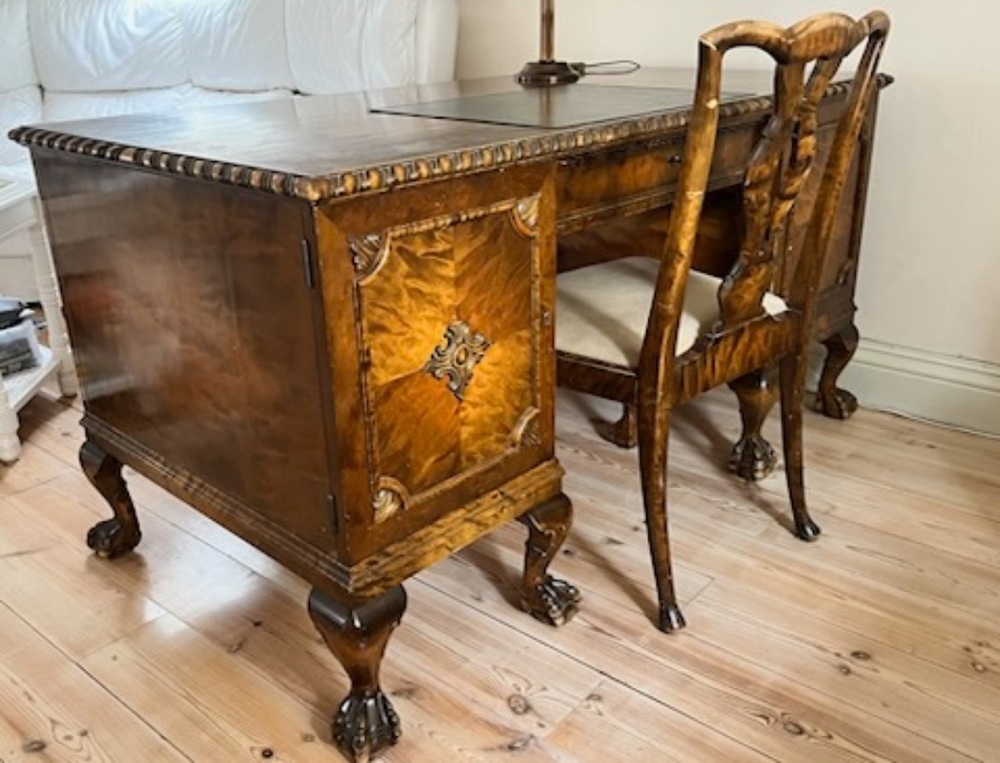 Chippendale skrivbord med skrivbordsstol med lejon