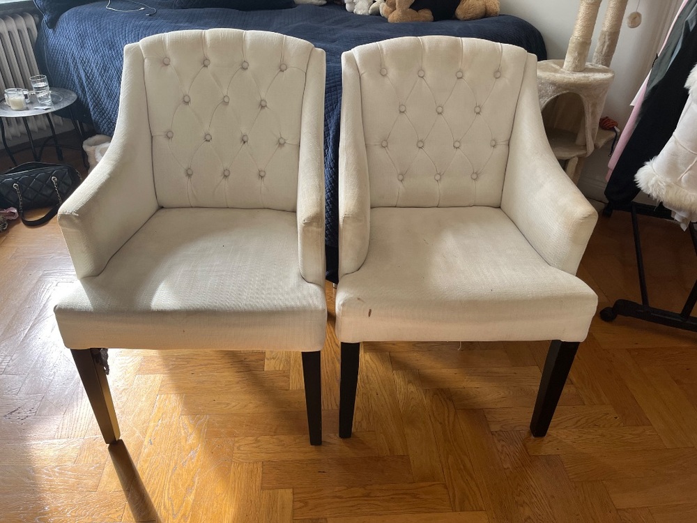 2 stk vita stolar med armstød bortskænkas