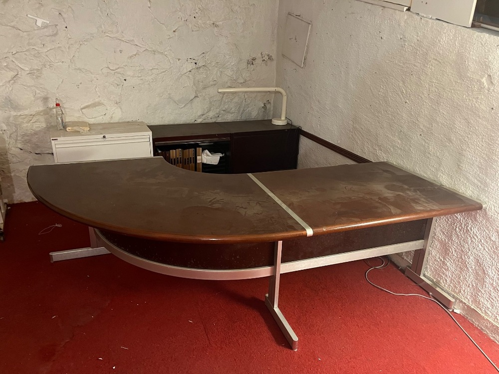 Stort skrivbord i fint træd