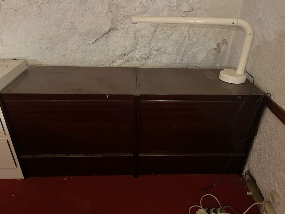 2 arkivskåp i brunt træd