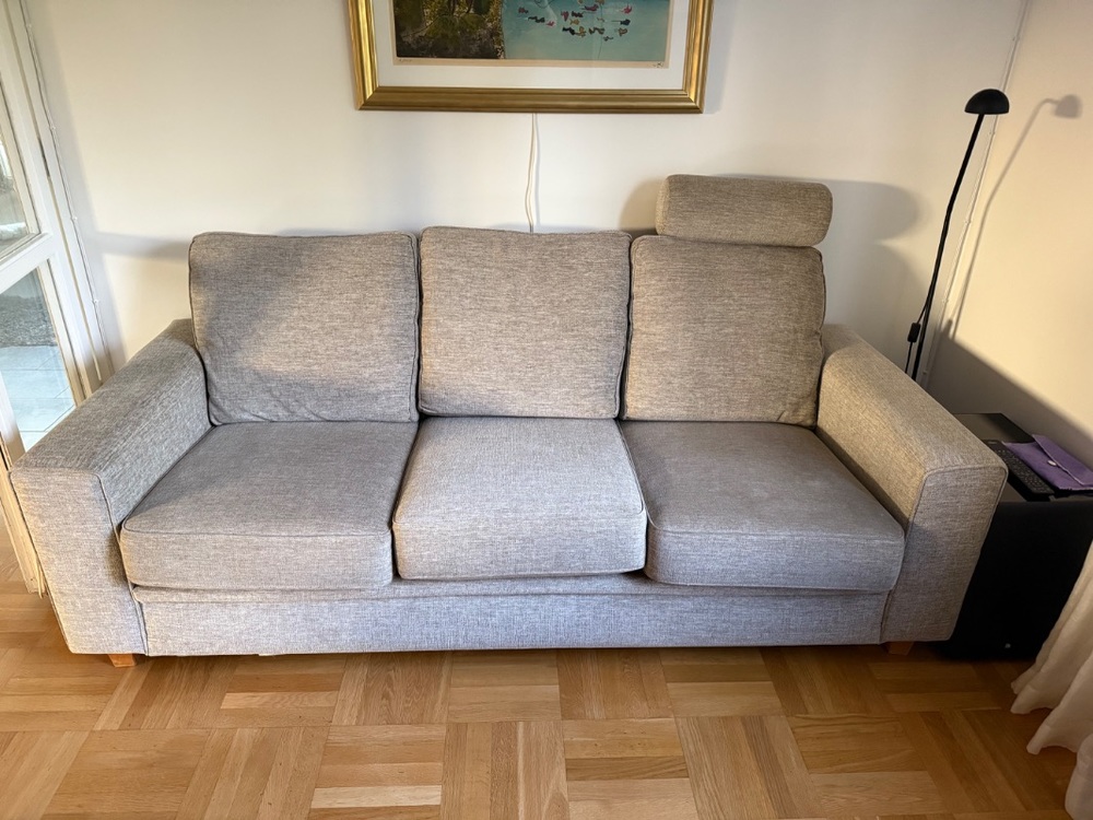 Gråbeige soffa samt pall skänkes mot avhämtning 