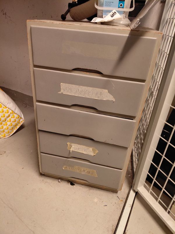 Träbyrå med 5 lådor