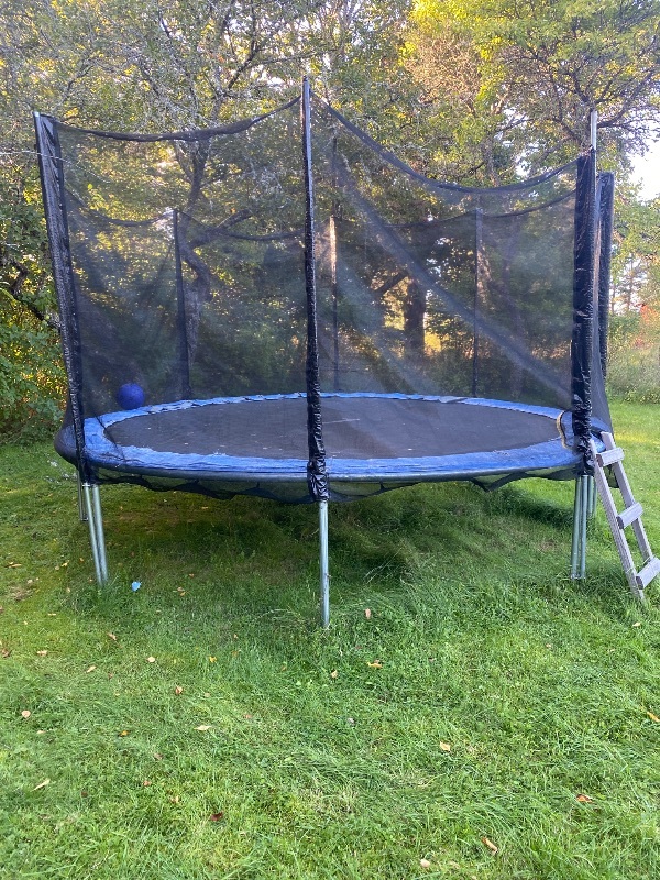 Studsmatta bortskänkes