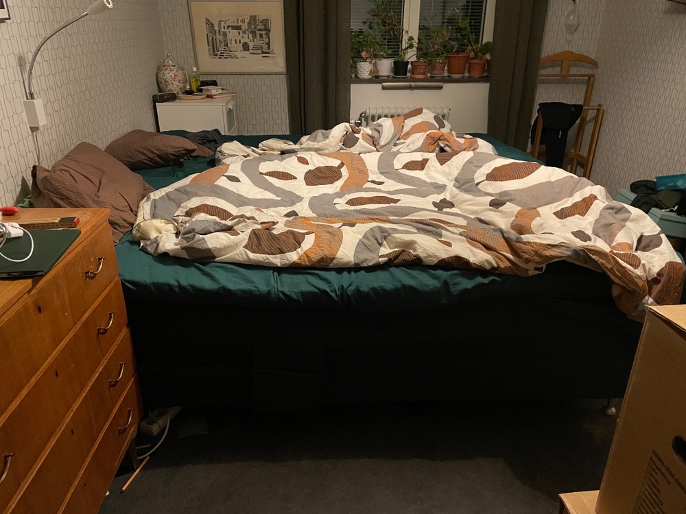 Säng 90 cm höj och sänkbar