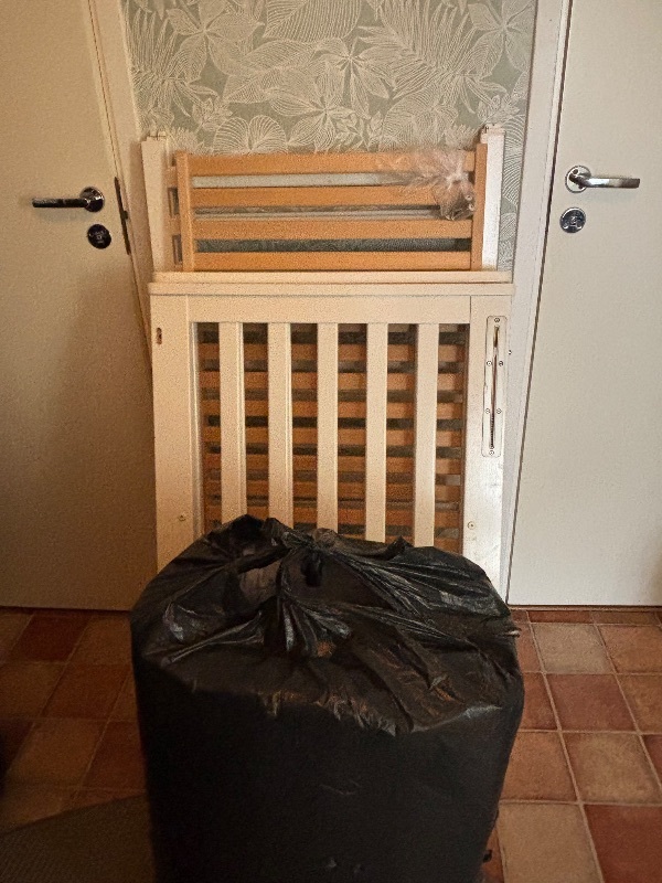 Spjälsäng med madrass