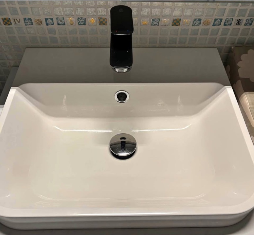 2 st tvättställ. 50 resp 45 cm