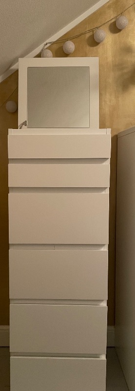 Malm byrå med spegel