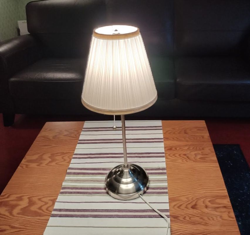 Tre st bordslampor bortskänkes