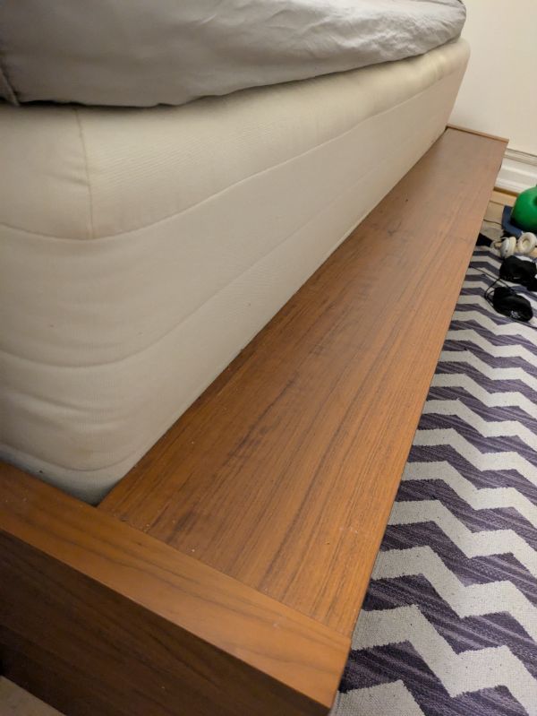 Två 90 sängar  dvs 180 och sängram