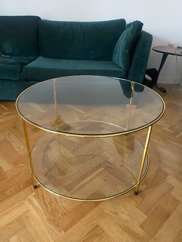 Glasbord och tacklampa