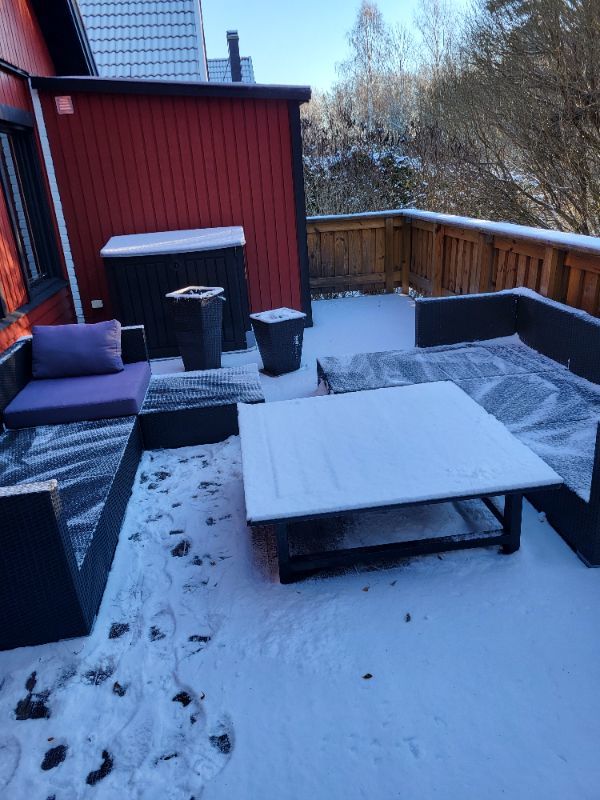 Skänkes två soffor för utomhusbruk