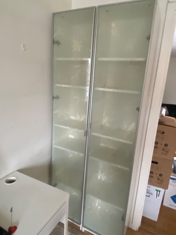 Bokhylla med glasdörrar 