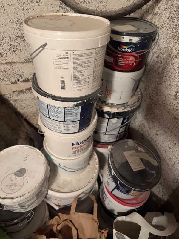 Väggfärg inomhus, bruten vit samt grå och snickeri