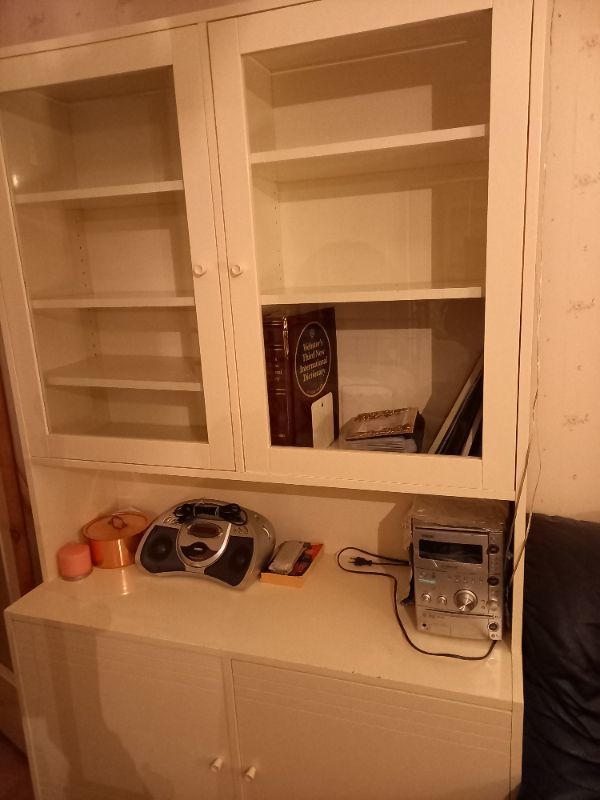 Bortskänkes vitrinskåp mot upphämtning