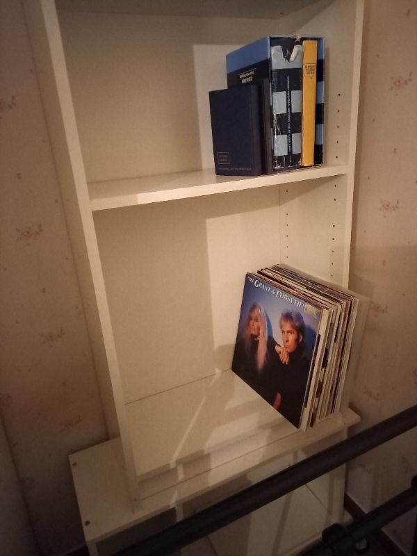 Bortskänkes bokhylla mot upphämtning