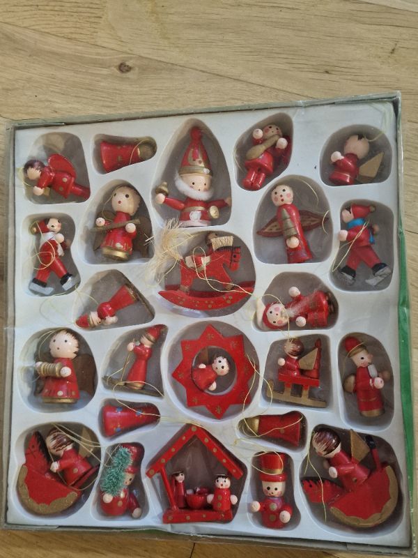 Julgranskulor och pynt