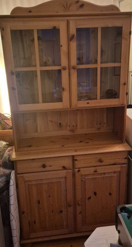 Vitrinskåp samt kylskåp bortskänkes 