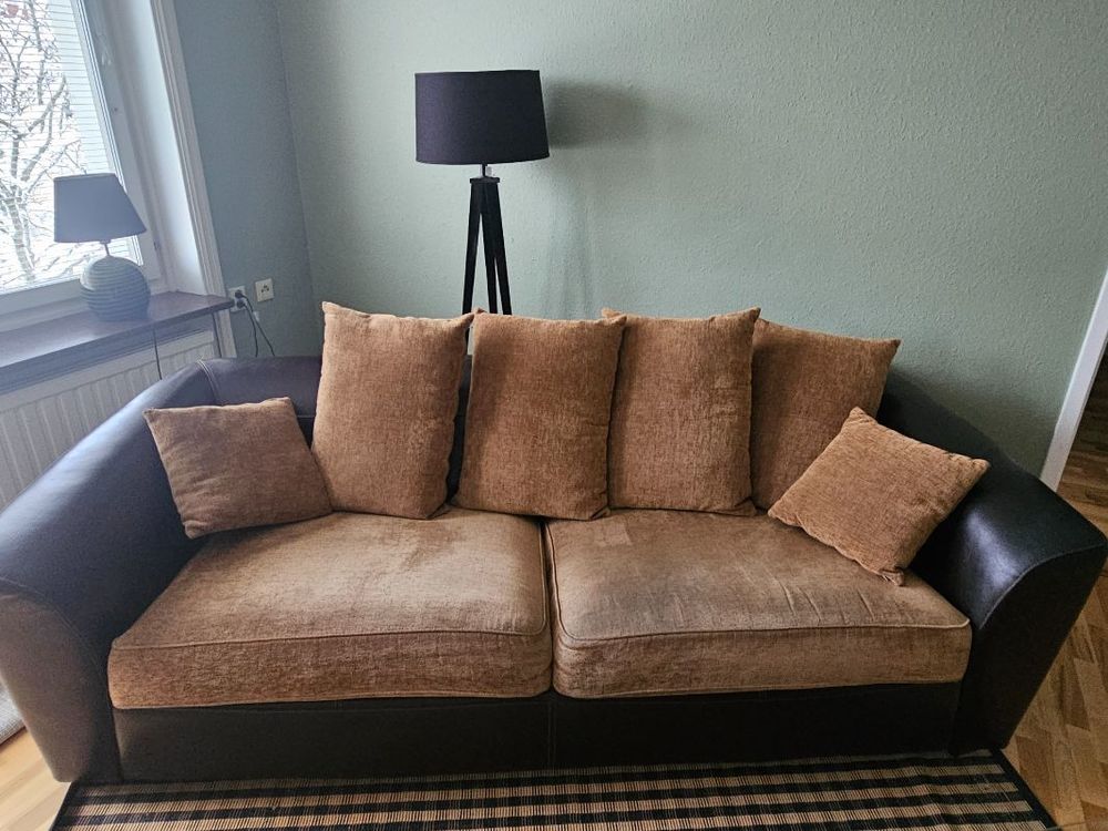 Soffa i skinn och tyg