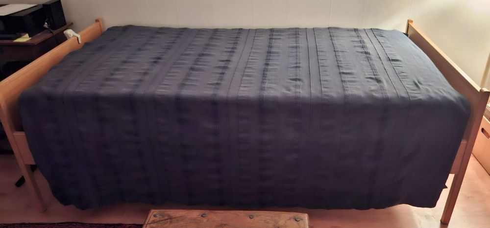 Elmanövrerad ställbar säng