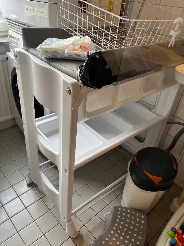 Rullbart skötbord med förvaringsmöjligheter 